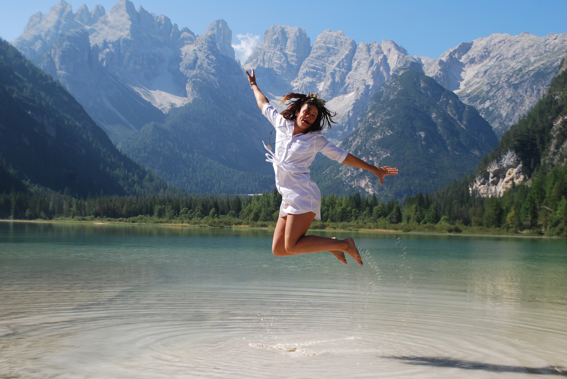 Восхитительный человек. Девушка в прыжке. Девушка прыгает. Счастливая девушка. Радость в горах.